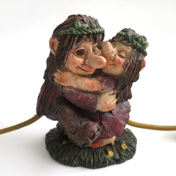 Resin Troll Couple Hugging Figurine Souvenir - Picture 2 of 9